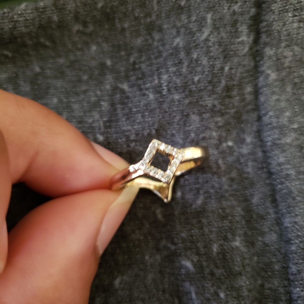 Gold tone ring - Picture 3 of 4